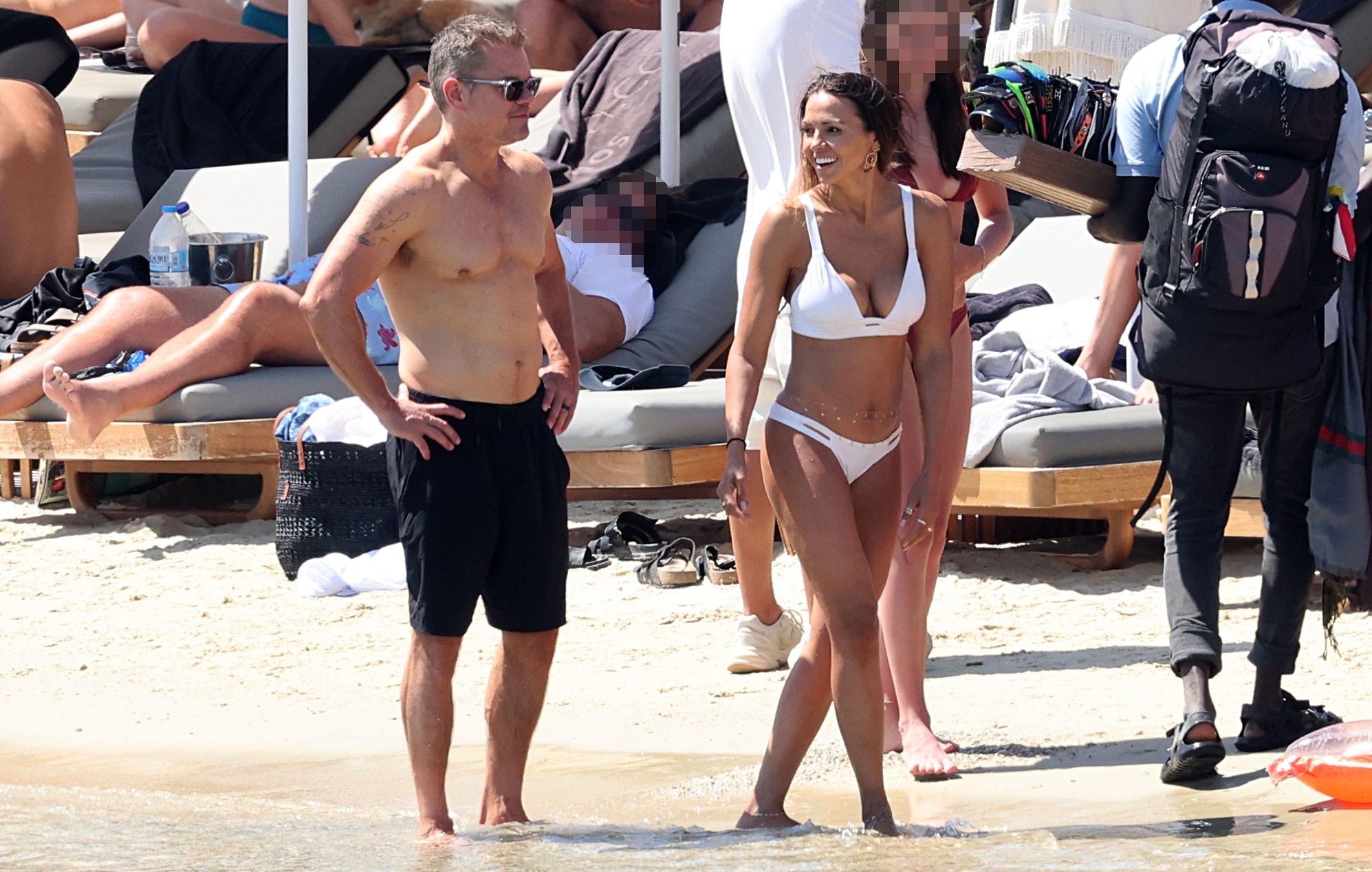 Matt Damon: Με τη σύζυγό του σε παραλία της Μυκόνου