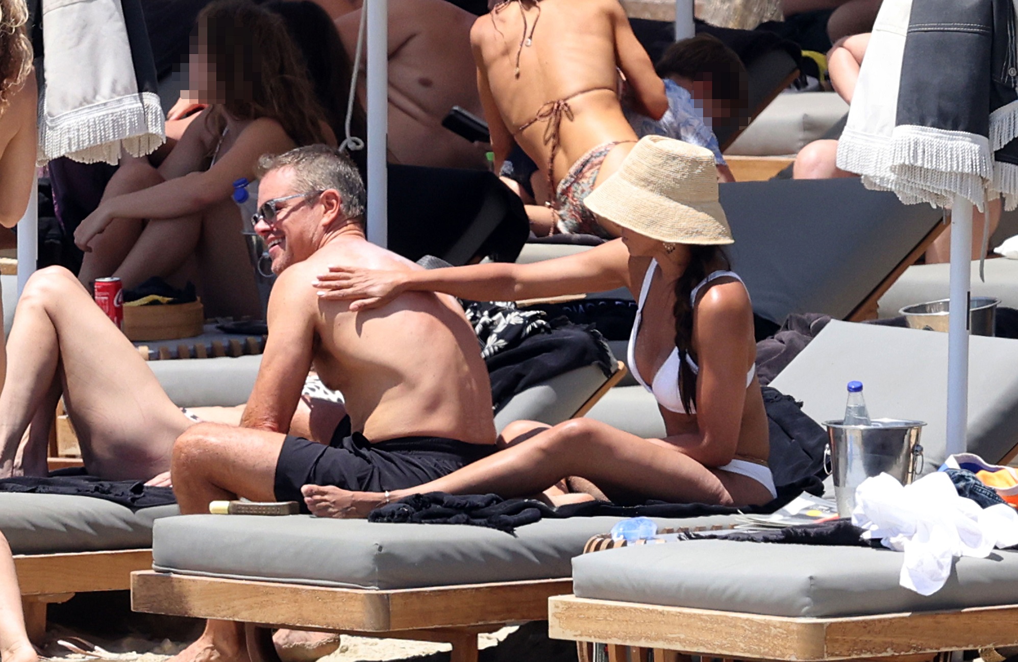 Matt Damon: Με τη σύζυγό του σε παραλία της Μυκόνου