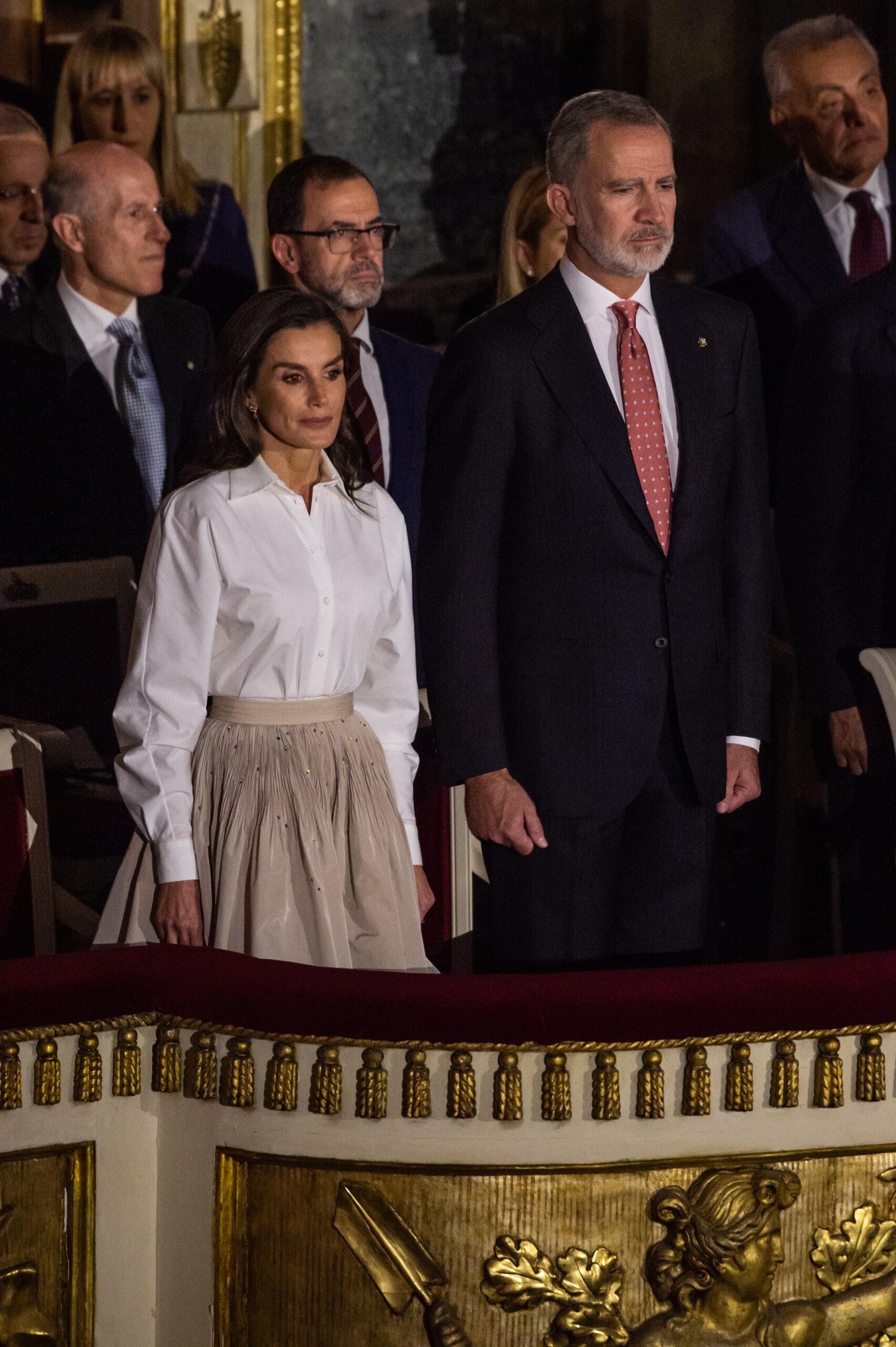 H βασίλισσα Λετίσια συνδυάζει λευκό πουκάμισο με ψηλόμεση φούστα για τους εορτασμούς του Δεκεμβρίου